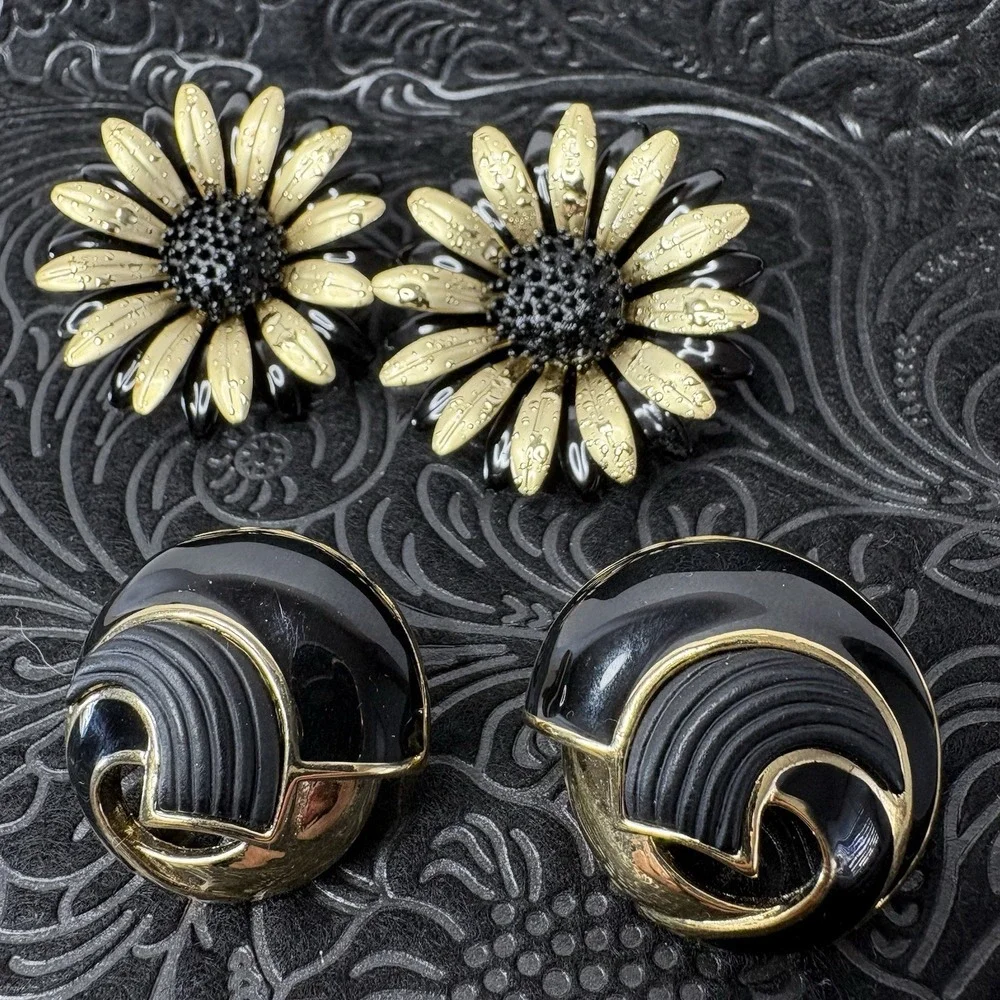 Set Of Two Pair Black Gold Tone Flower Daisy Trifari Round Clip‎ Back Earrings